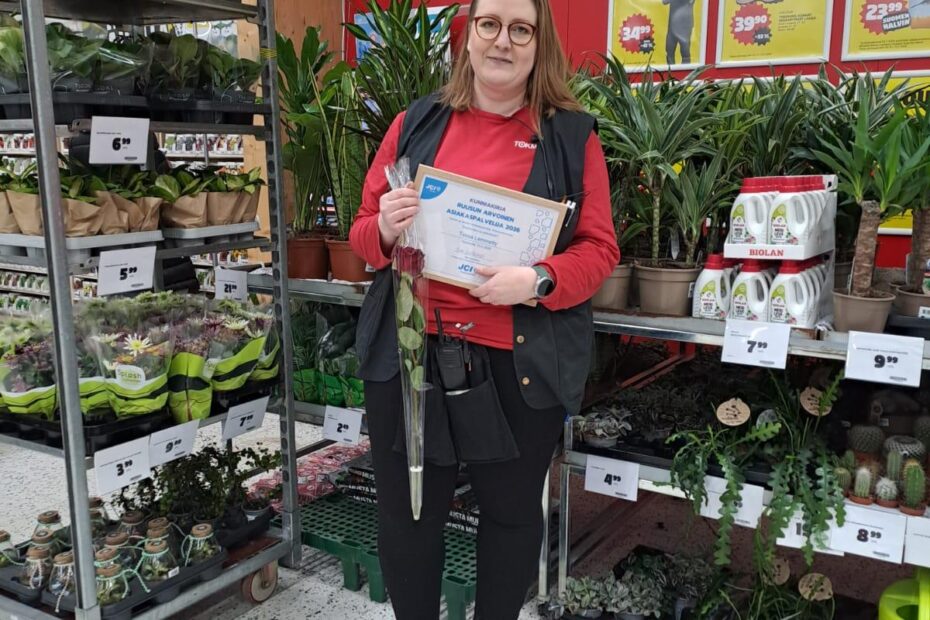 Kuvassa ruusun saaja Tessa Lemmetty, Tokmanni Keuruu